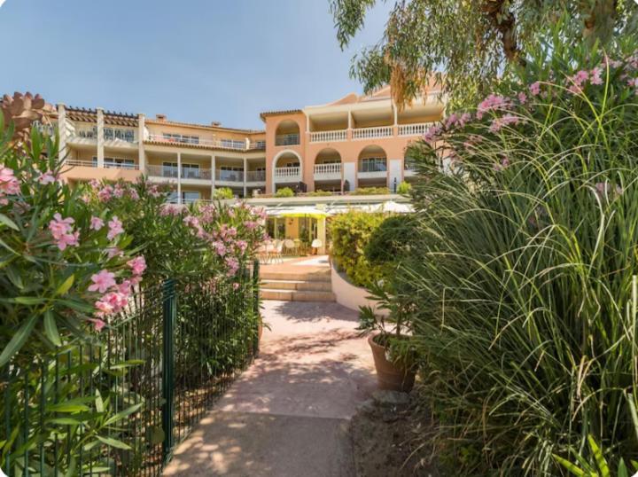 לס איסאמברה Residence Pierre & Vacances Premium Les Calanques Des Issambres מראה חיצוני תמונה